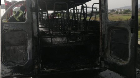 Seyir halinde yanan işçi servisi küle döndü