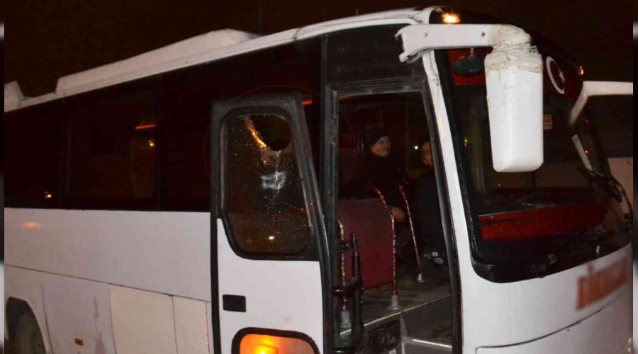 Seyir halindeki işçi servisine taşlı saldırı