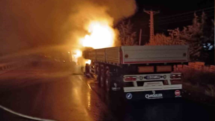 Seyir halindeki t�r alev topuna d�nd�