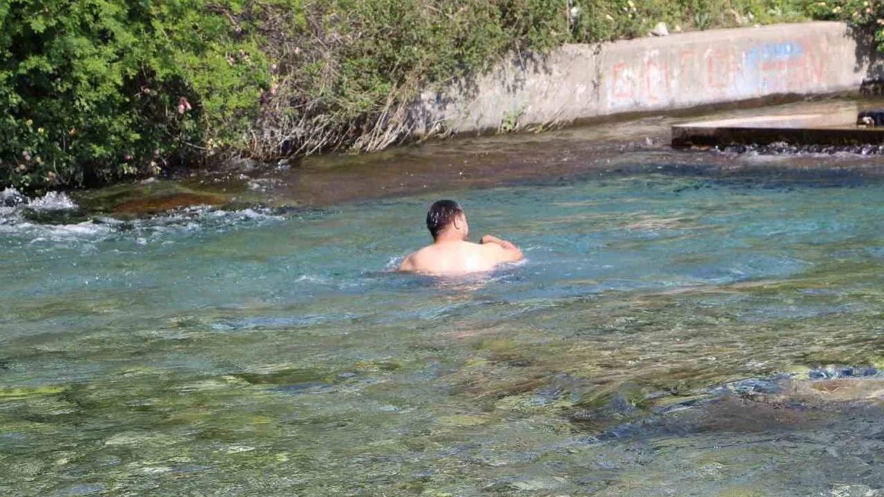 Sıcaktan bunalan depremzedeler, doğal kaynak suyunda serinledi