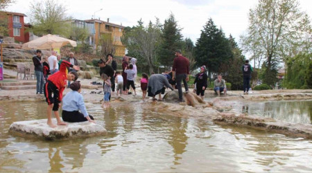 Şifalı kırmızı suya turist akını