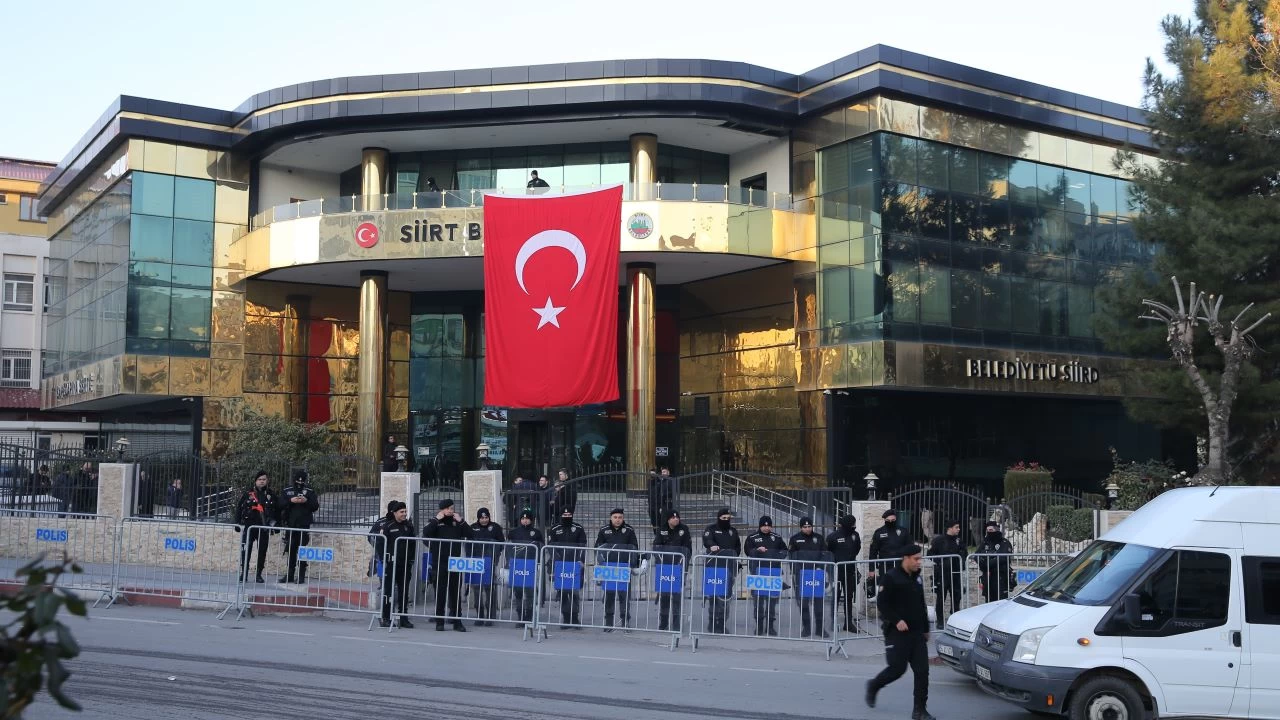 Siirt Belediye Başkanı görevden uzaklaştırıldı