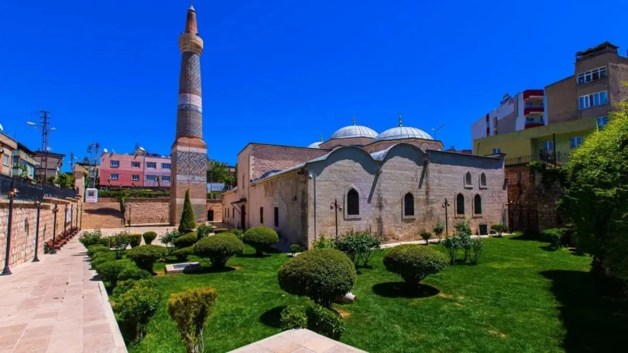 Siirt Ulu Camii, Sel�uklu ve Osmanl�'n�n izlerini ta��r
