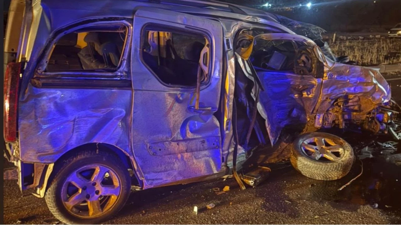 Siirt'te fıstık işçilerini taşıyan minibüs kaza yaptı