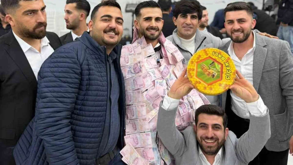 Siirt'te gelin ve damada alt�n yerine 1 kilo bal tak�ld�