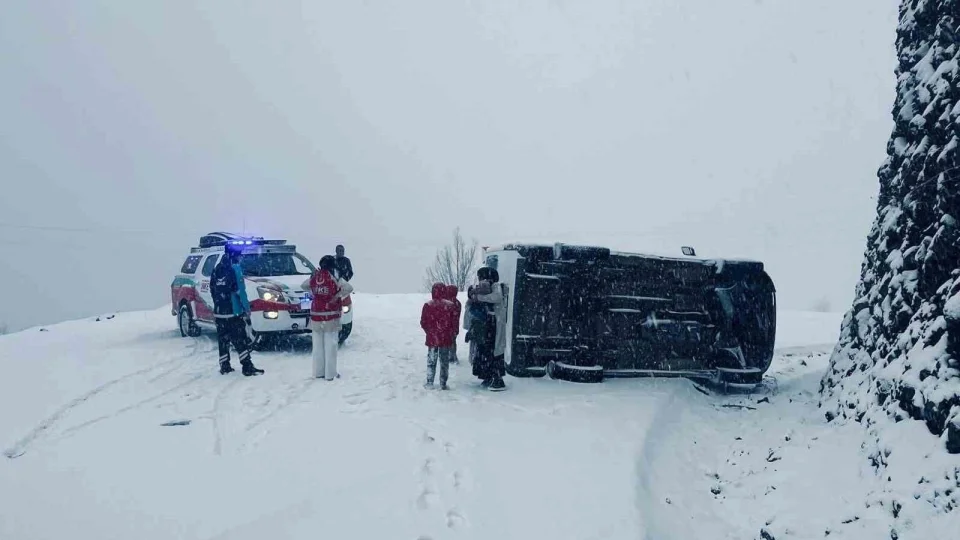 Siirt'te minib�s devrildi: 6 yaral�