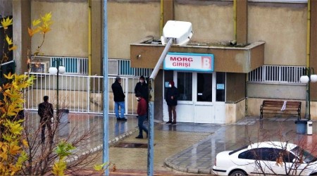 Silahla oynayan çocuk kendini vurdu