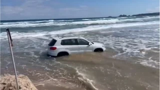 ile sahilinde otomobil denize srklendi