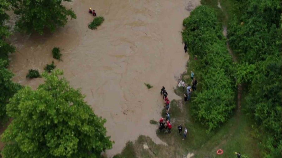 �ile'de selde mahsur kalan 2 ki�i kurtar�ld�