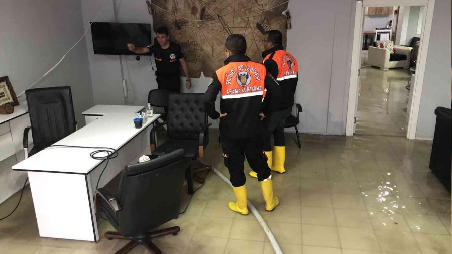 Silivri'de dükkanları su bastı