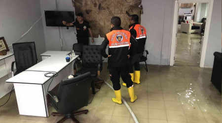 Silivri'de dükkanları su bastı