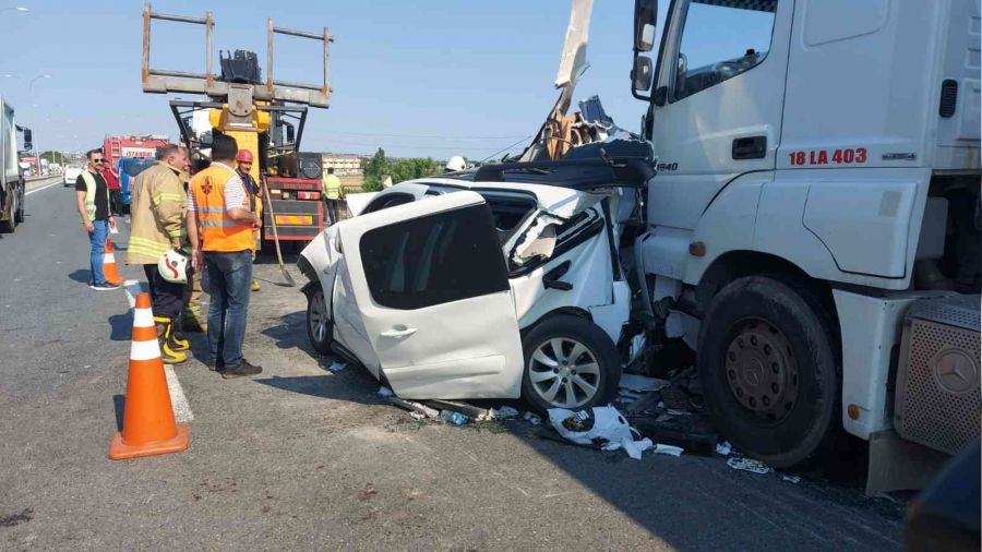Silivri'de otomobil iki trn arasnda kald