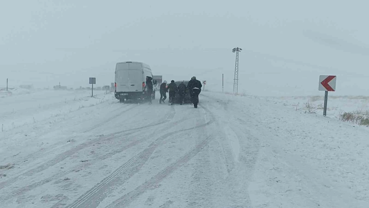 Sivas'ta 829 köy yolu ulaşıma kapandı