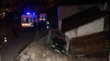 Sivas'ta araç evin bahçesine uçtu: 3 yaralı