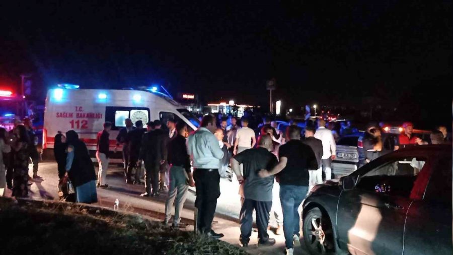 Sivas'ta düğün dönüşü kaza: 1'i ağır 9 yaralı