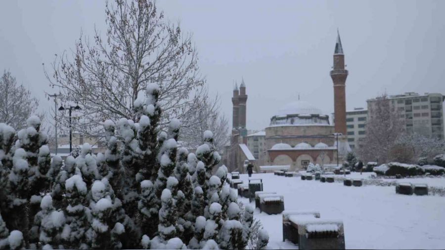 Sivas'ta eğitime kar engeli