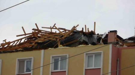 Sivas'ta rüzgar çatıyı yerinden söktü