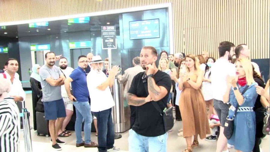 Skandal! THY yolcular� dokuz saattir Havaliman�'nda bekliyor