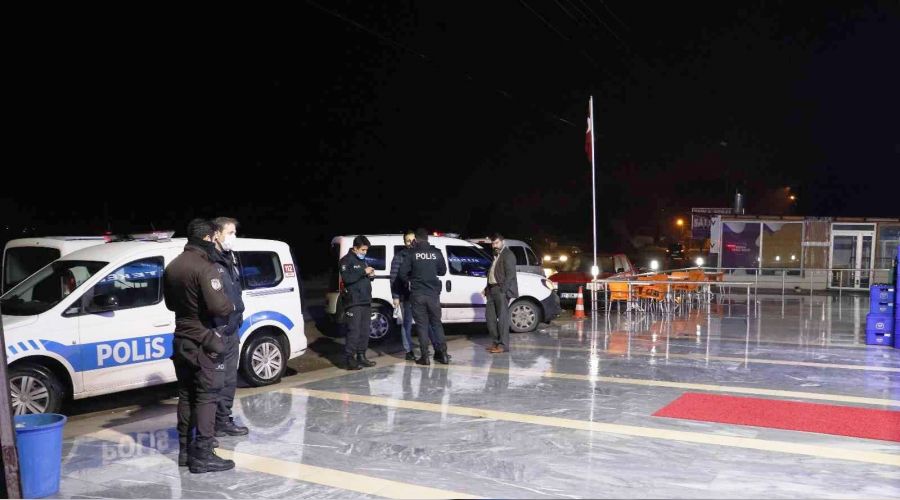 Sokak ortas�nda 5 yerinden vurulan gen� hastanede �ld�