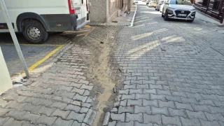 Su stresine ramen tonlarca su sokaklara akyor
