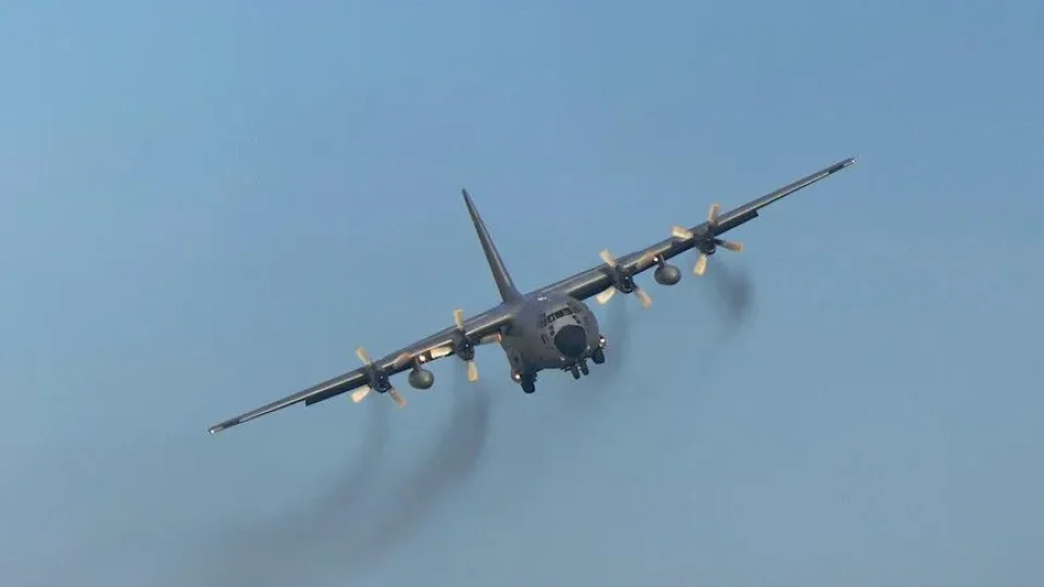 Suudi Arabistan'a ait C-130 tipi askeri nakliye u�a��, motorunda meydana gelen teknik ar�za nedeniyle Girit Adas�'na acil ini� yapt�