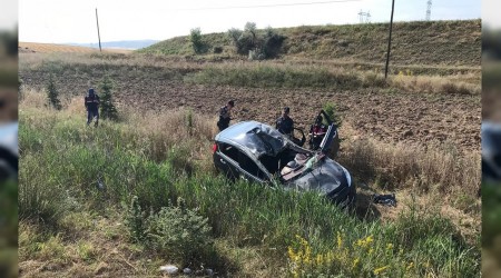 Takla atan araç şarampole devrildi