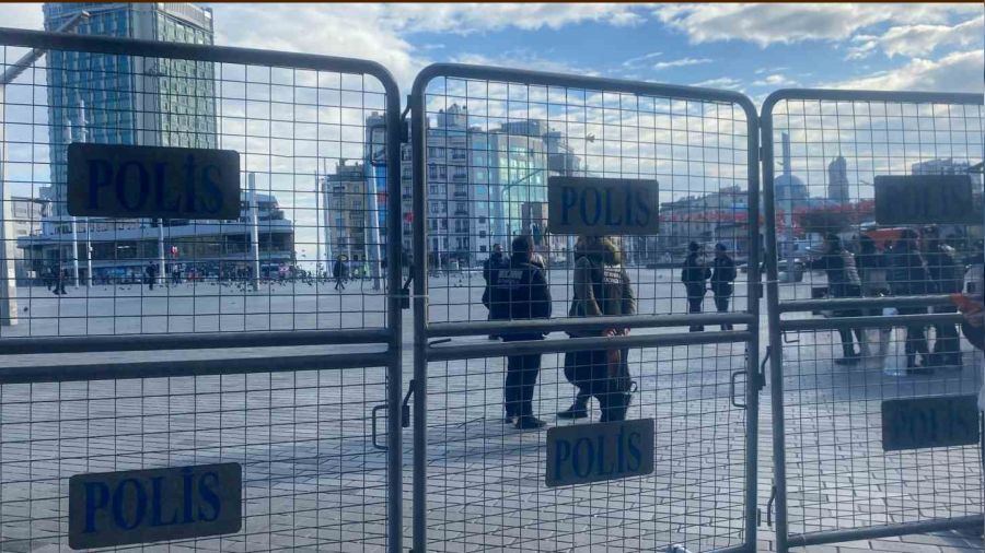 Taksim Meydan� bariyerlerle kapat�ld�