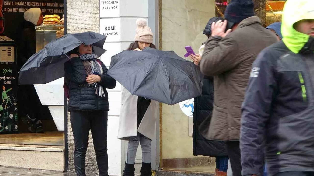 Taksim'de kuvvetli r�zgar ile ya��� vatanda�lara zor anlar ya�att�