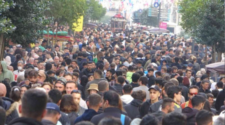 Taksim'de pazar yoğunluğu