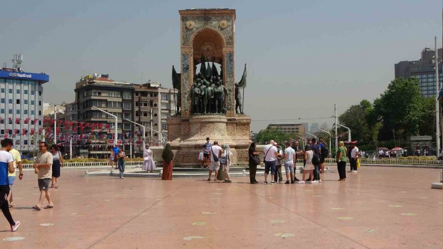 Taksim'de vatanda�lar�n s�cakla imtihan�