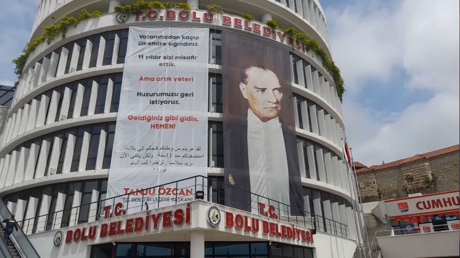 Tanju �zcan'�n belediye binas�na ast�rd��� pankart indirildi