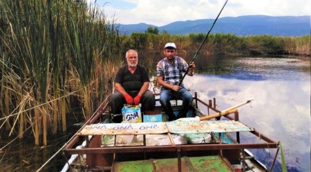 Tapulu tarlada tekneyle balk avlyorlar