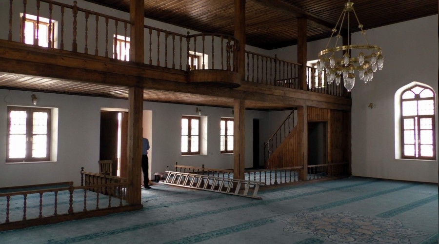 Tarihi cami restore ediliyor