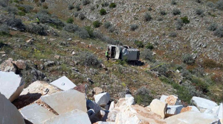 Tarm iilerini tayan minibs uuruma yuvarland: 2 l, 17 yaral