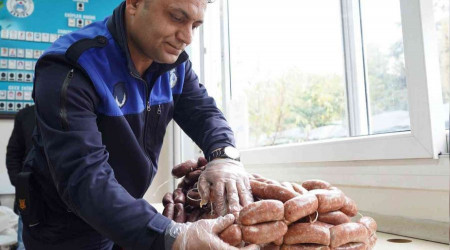 Tarsus'ta etiketsiz 23 kilogram sucuk ele geçirildi