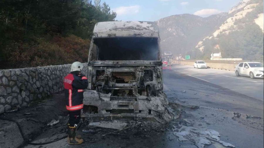 Tarsus'ta yanan tır kullanılmaz hale geldi