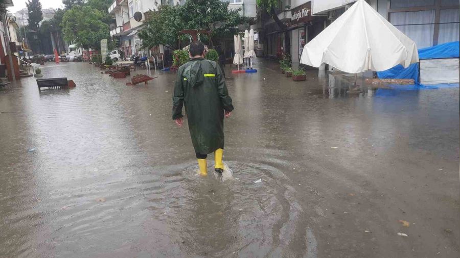 Taşkınlar sonrası tatil bölgesinde yoğun çalışma