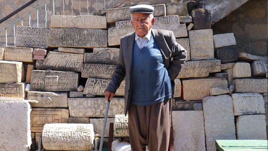 Taşlara olan tutkusu sanata dönüştü