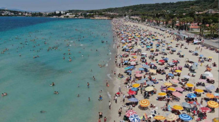 Tatilciler Çeşme'ye akın etti
