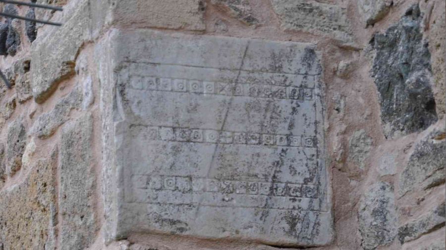 Tavlanın antik çağlardaki dedesi oyunun taş oyması Sinop surlarında gün yüzüne çıktı
