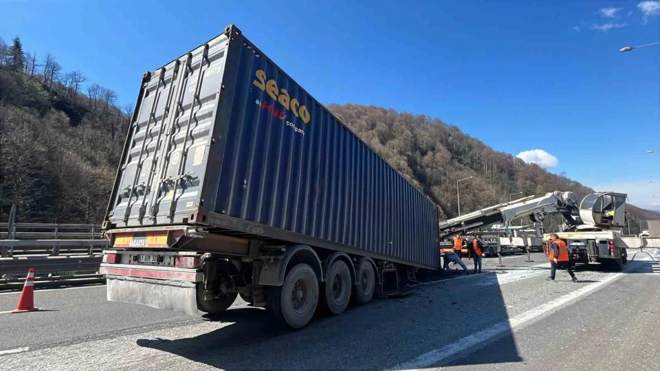 TEM Otoyolu'nda 5 arac�n kar��t��� zincirleme kaza