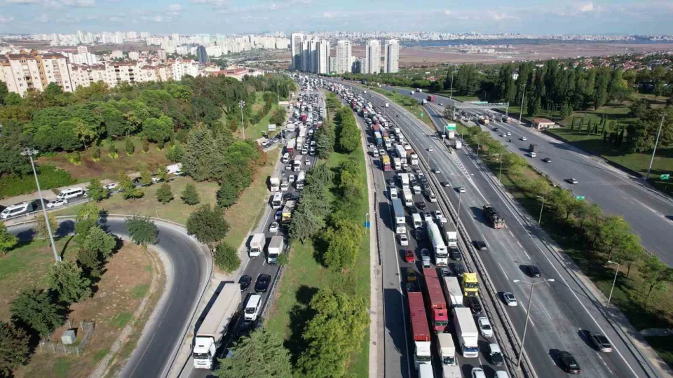 TEM Otoyolu'nda seyir halindeki t�r alev alev yand�