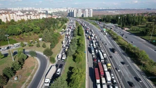 TEM Otoyolu'nda seyir halindeki t�r alev alev yand�