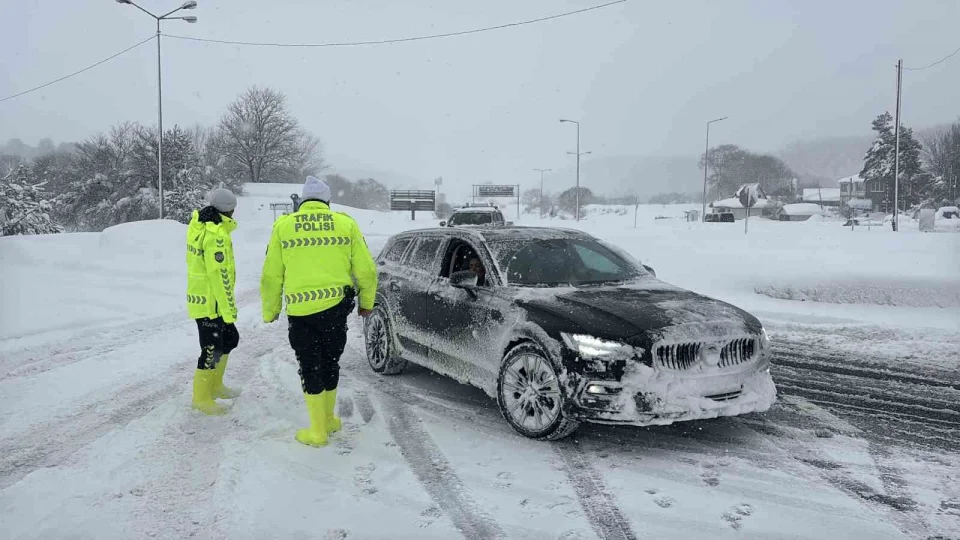 TEM ve D-100'�n Bolu ge�i�i a��r ta��t trafi�ine kapat�ld�