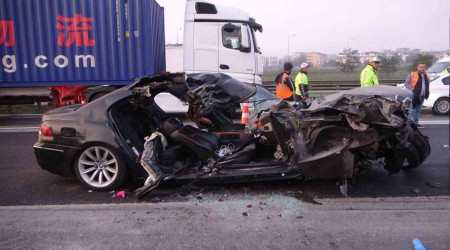 TEM'deki kazada lüks otomobil kağıt gibi ezildi: 1 ölü, 2 yaralı