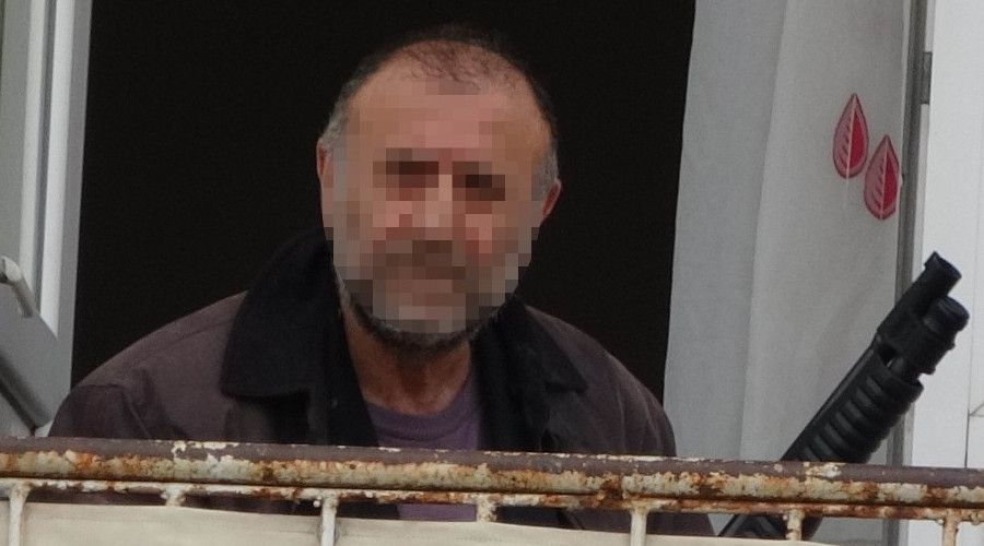 Tüfekle bir kişiyi vurup evin balkonunda elinde tüfekle intihara kalkıştı