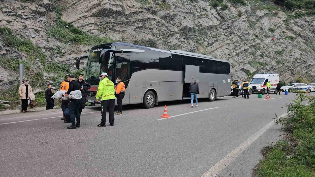 Tünelin duvarına çarpan otobüsün camları patladı: 3 yaralı
