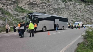 Tünelin duvarına çarpan otobüsün camları patladı: 3 yaralı