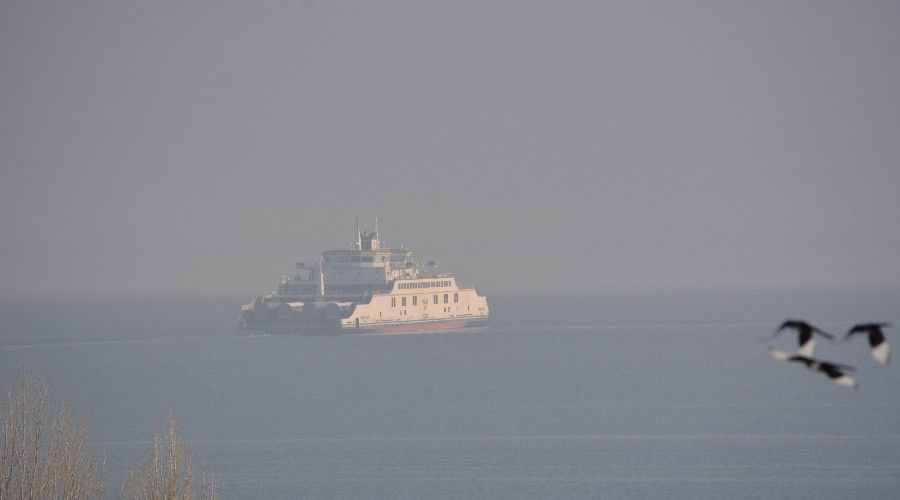 Türkiye’nin en büyük feribotunun Van Gölü’ndeki sisli yolculuğu