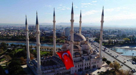 Türkiye'nin en büyük ilk Türk bayrağı Merkez Camisi'ne asıldı